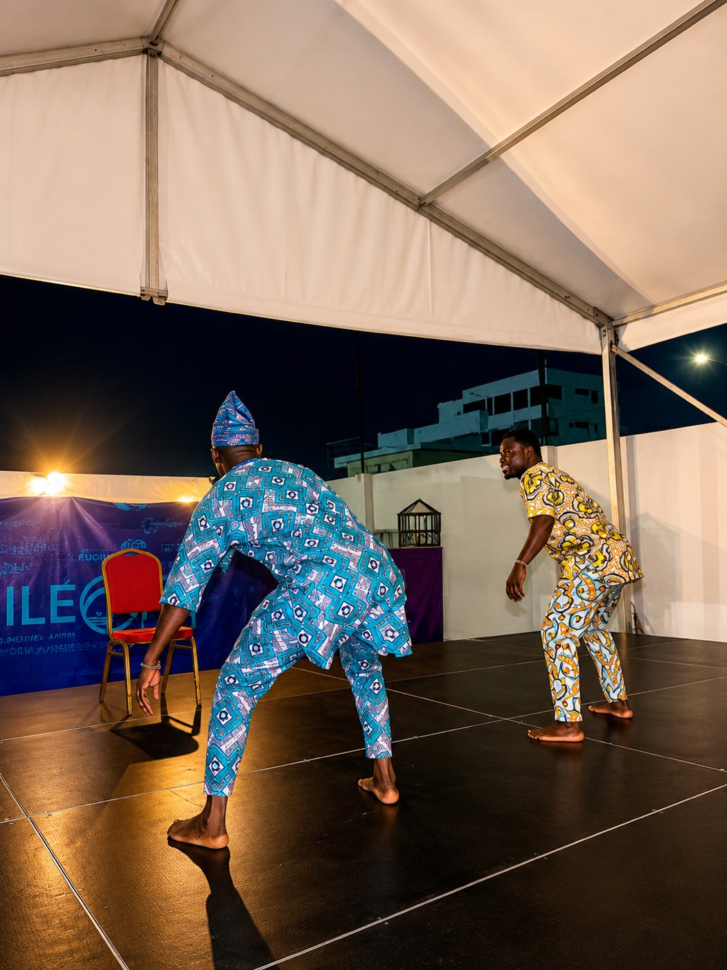 Deux artistes en pleine performance traditionnelle
