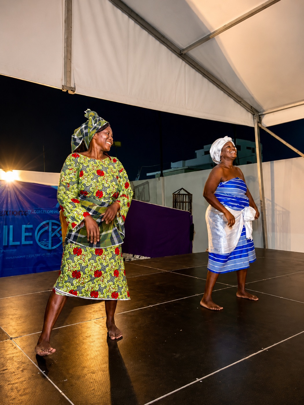 Danseuses traditionnelles souriantes sur scène