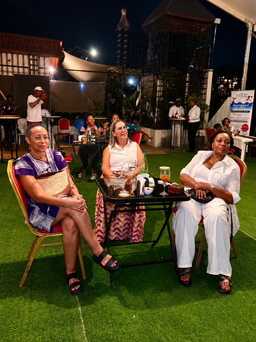 Invitées profitant de l’ambiance conviviale de la soirée