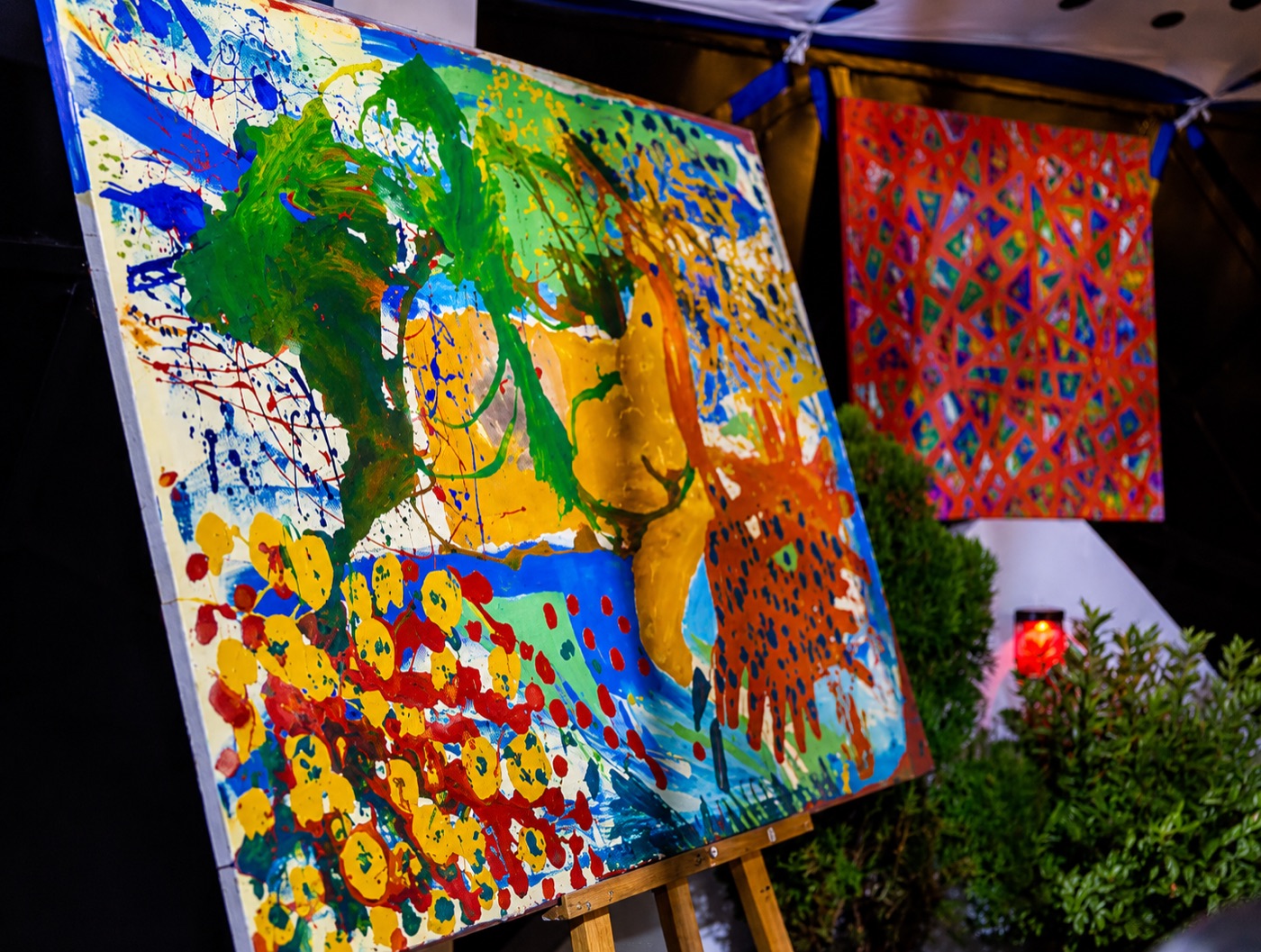 Exposition artistique colorée à Île Ôkpè Center